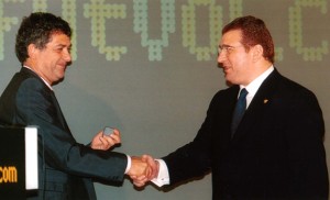 Con Ángel María Villar, recibiendo la insignia de oro de la RFEF.