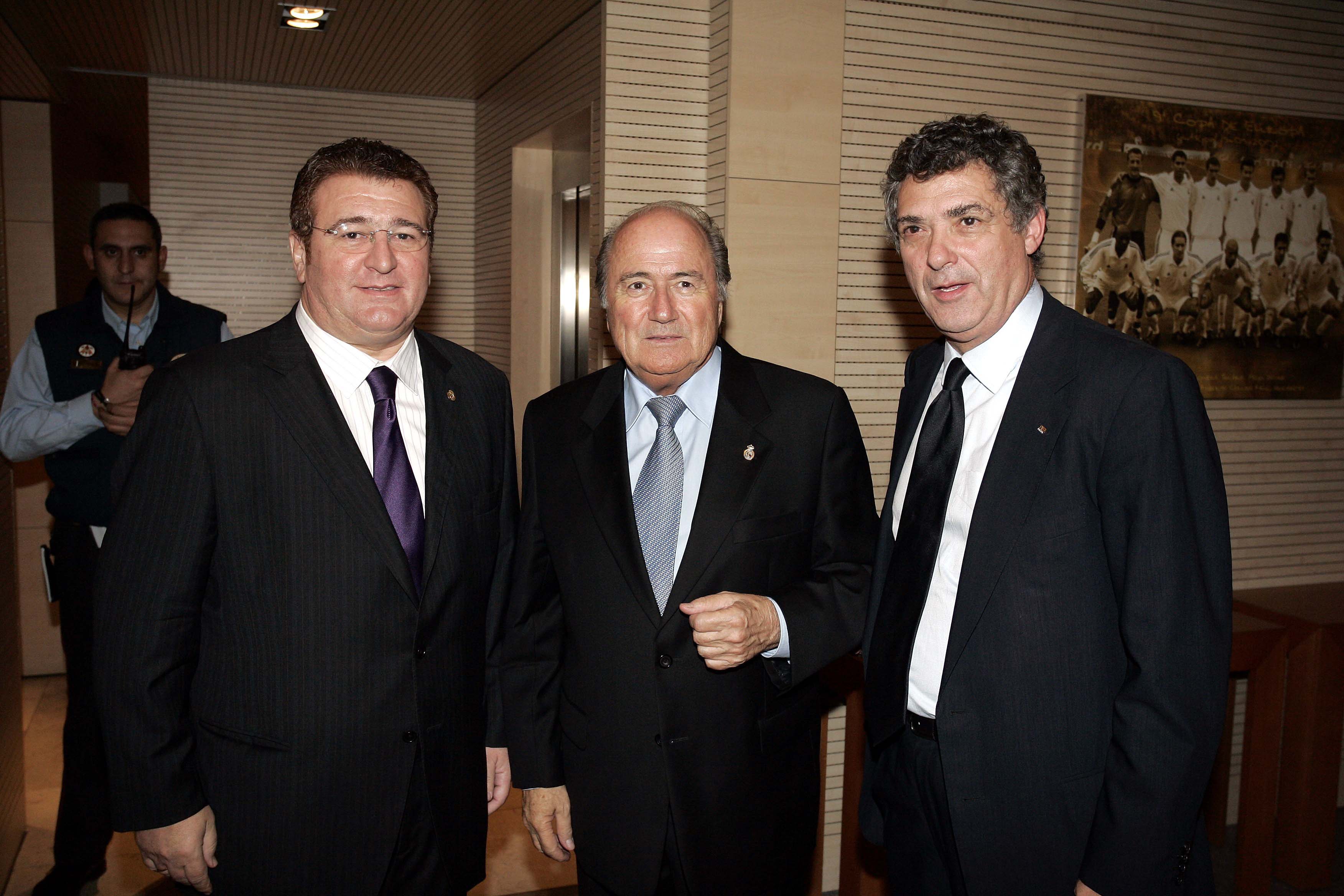 Junto a Joseph Blatter y Ángel María Villar.