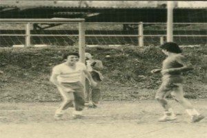 Jugando un partido de fútbol en la Escuela de Mareo, Gijón.