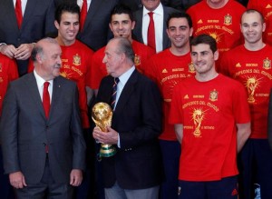 Vicente-Bosque-Rey-Juan-Carlos-Iker-Casillas-durante-recepcion